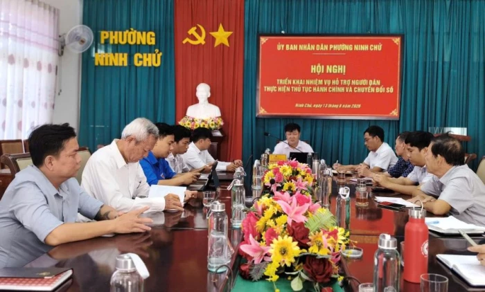 Phường Ninh Chử triển khai hỗ trợ người dân thực hiện thủ tục hành chính và chuyển đổi số