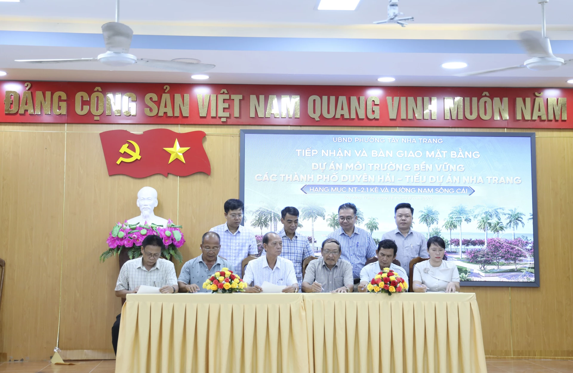 Các hộ dân ký cam kết bàn giao mặt bằng dưới sự chứng kiến của địa phương và chủ đầu tư dự án.