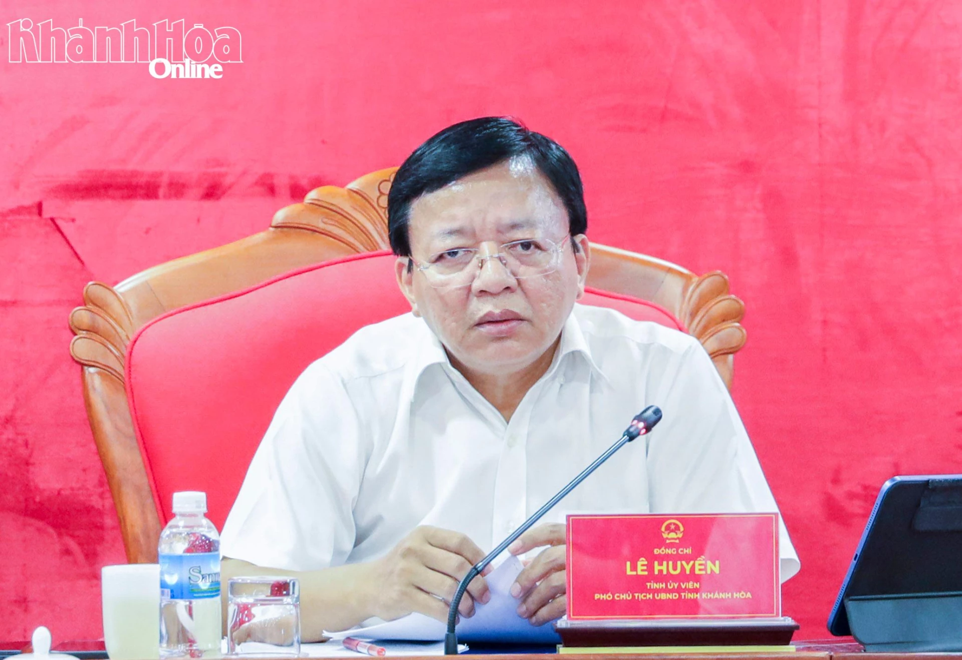 Đồng chí Lê Huyền chủ trì cuộc họp.