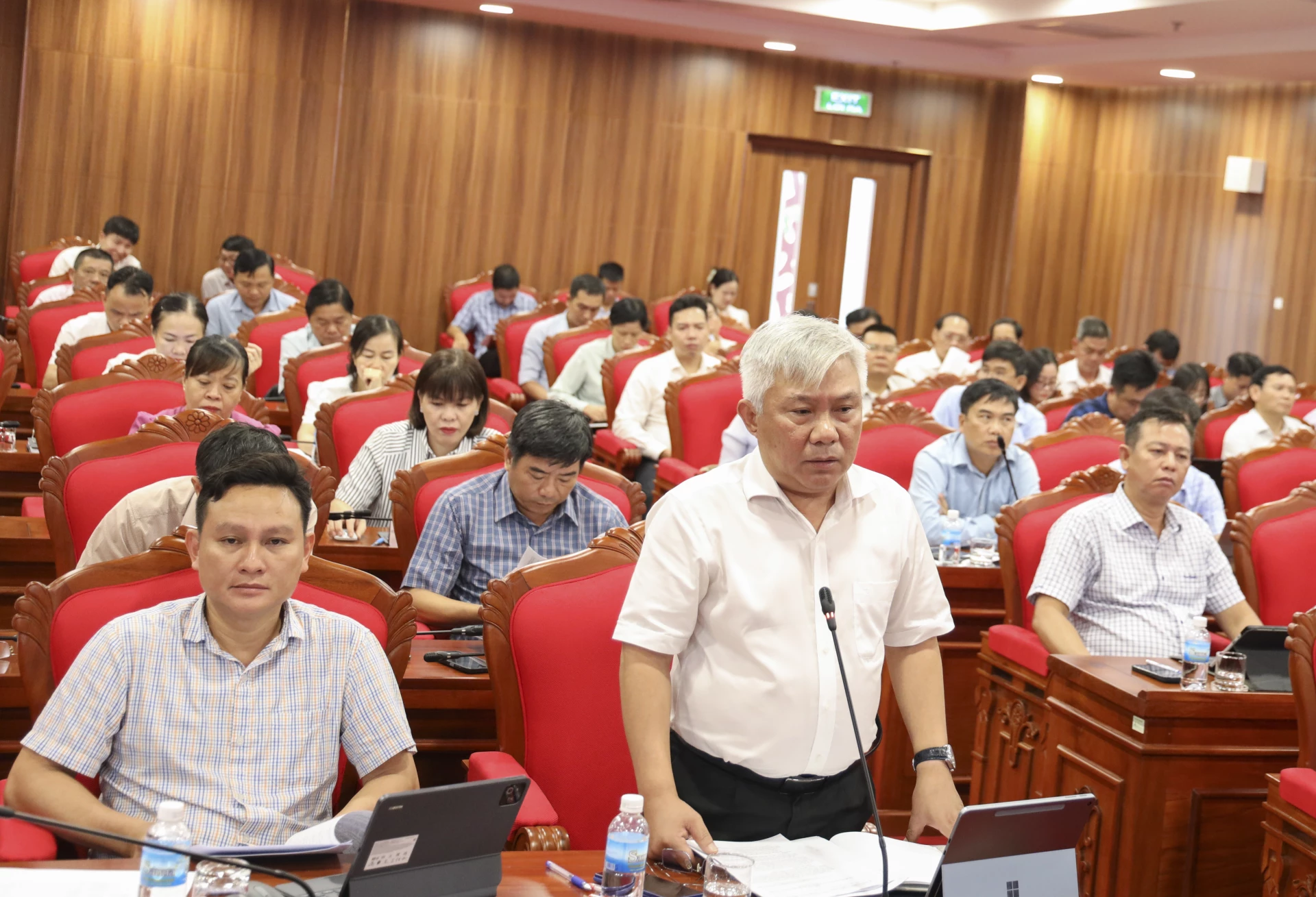 Lãnh đạo Sở Nông nghiệp và Môi trường báo cáo tại cuộc họp.