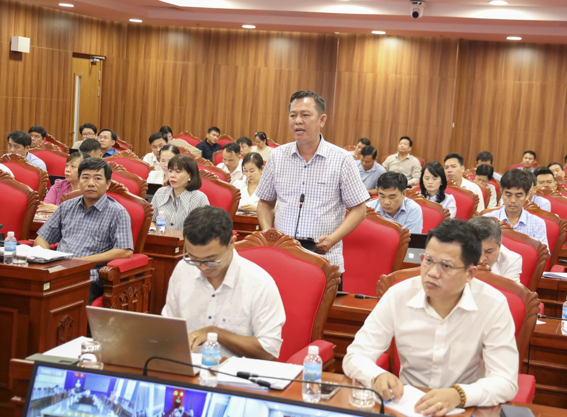 Lãnh đạo Trung tâm Phát triển quỹ đất tỉnh báo cáo tại cuộc họp.