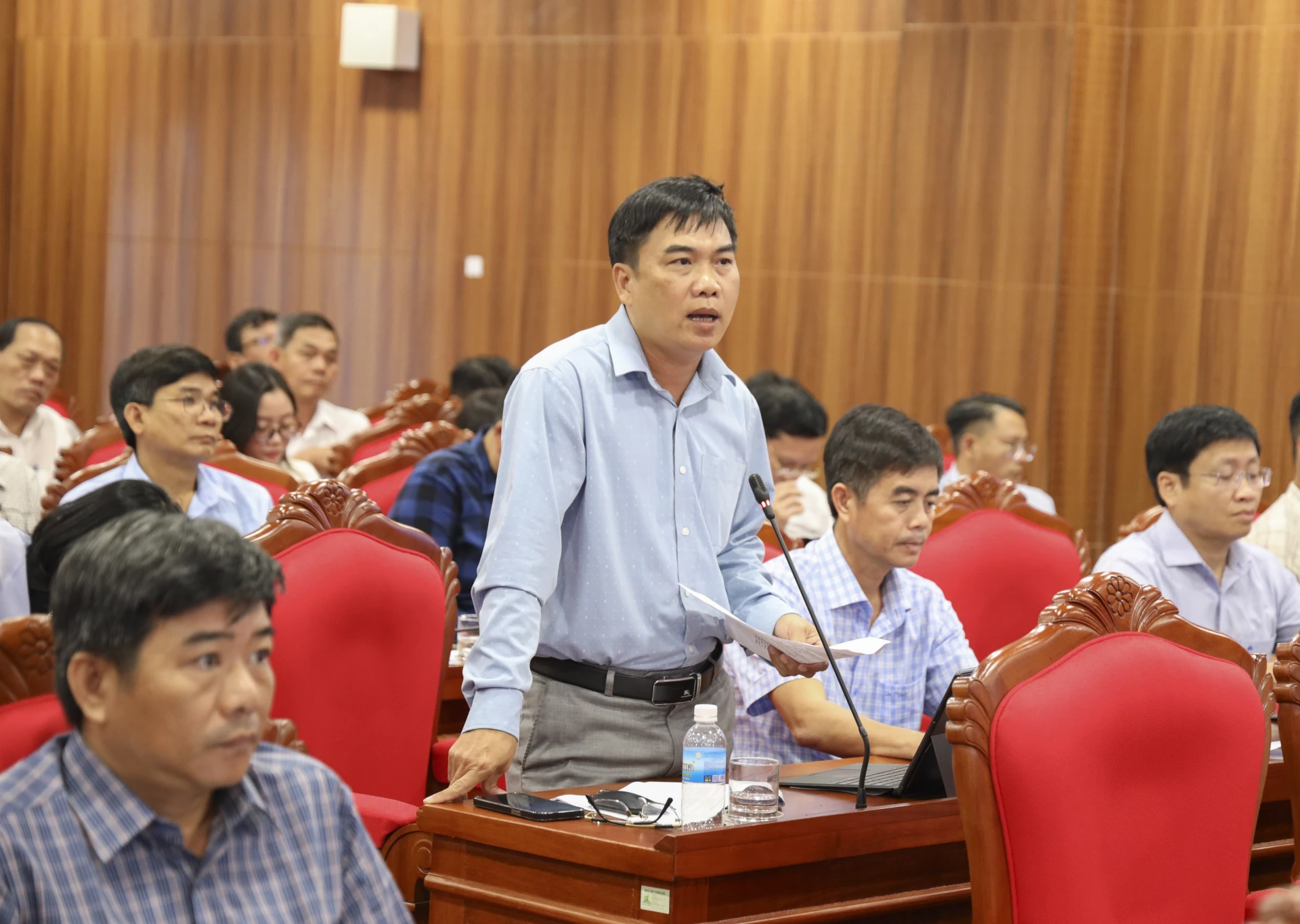 Đại diện Ban Quản lý dự án đầu tư xây dựng tỉnh phát biểu tại cuộc họp.