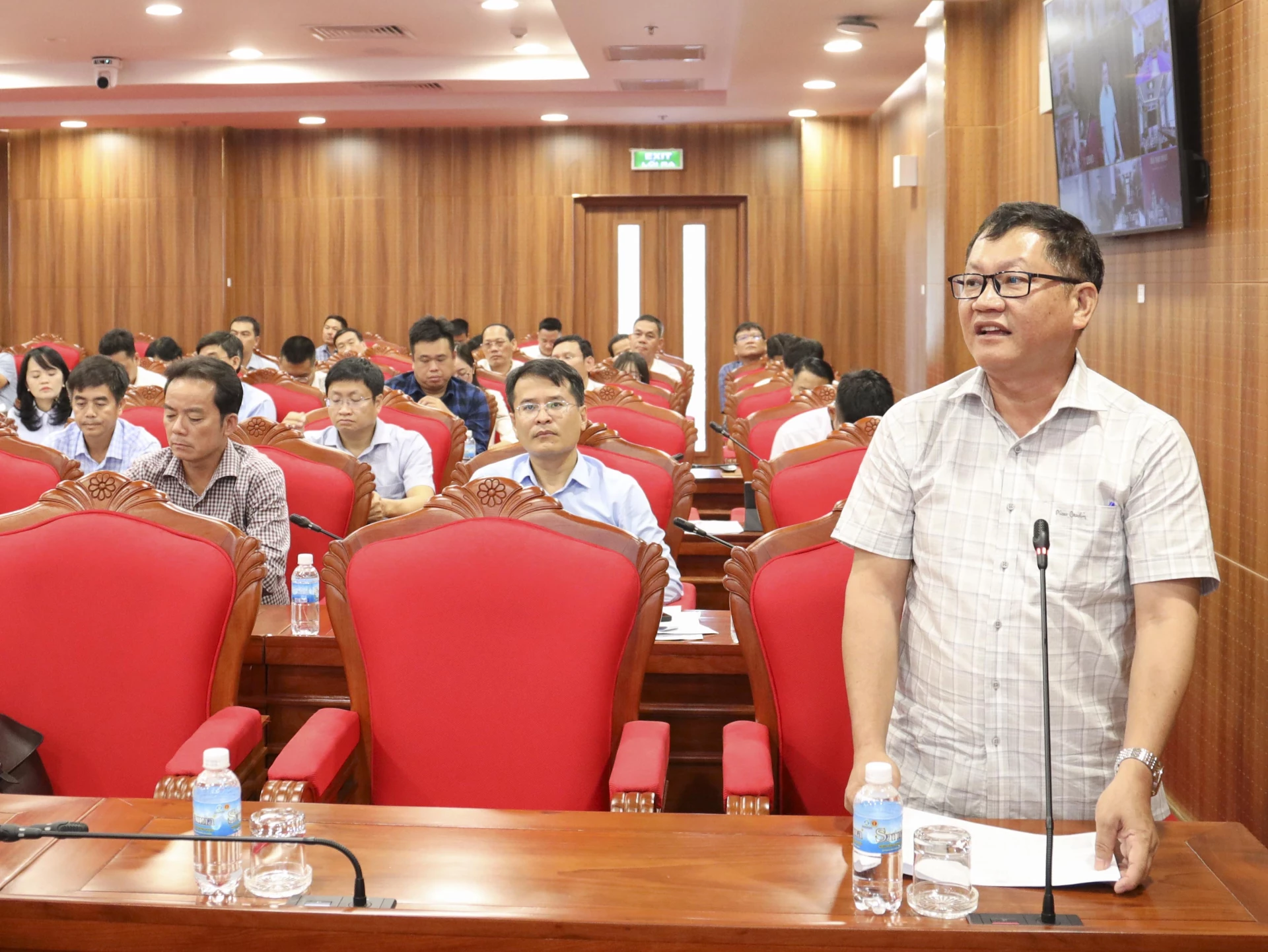 Lãnh đạo UBND phường Đông Ninh Hòa báo cáo tại cuộc họp.