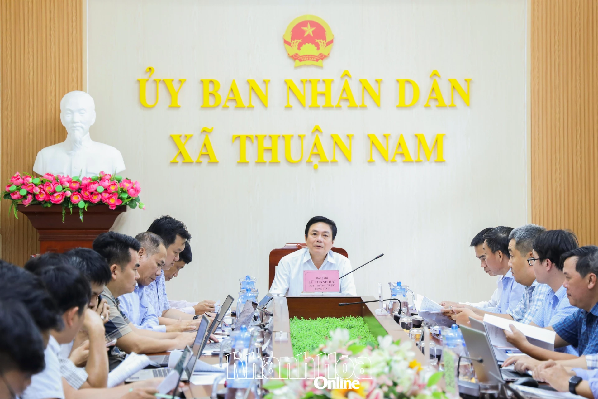 Quang cảnh buổi làm việc.