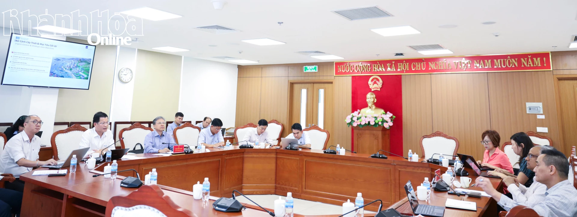 Quang cảnh buổi làm việc.