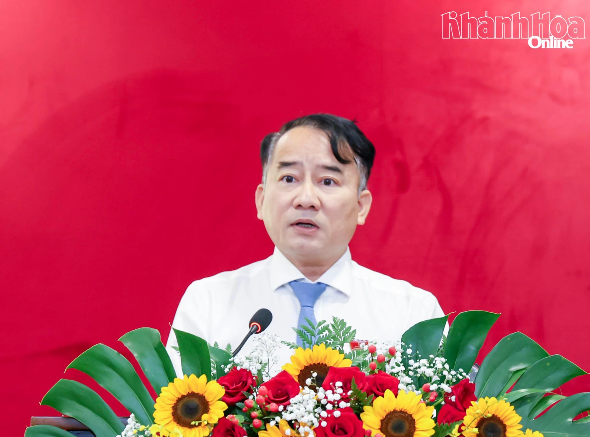Ông Võ Chí Vương - Giám đốc Sở Nội vụ đại diện UBND tỉnh trình bày nội dung dự thảo nghị quyết.