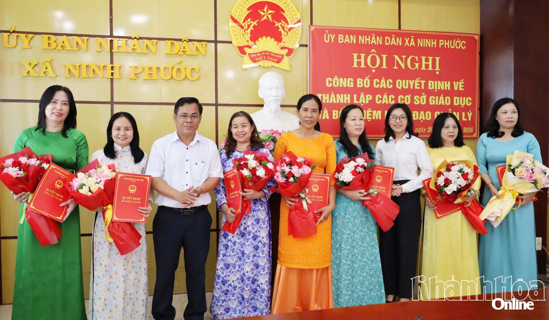 Lãnh đạo xã Ninh Phước trao quyết định và tặng hoa chúc mừng các phó hiệu trưởng.