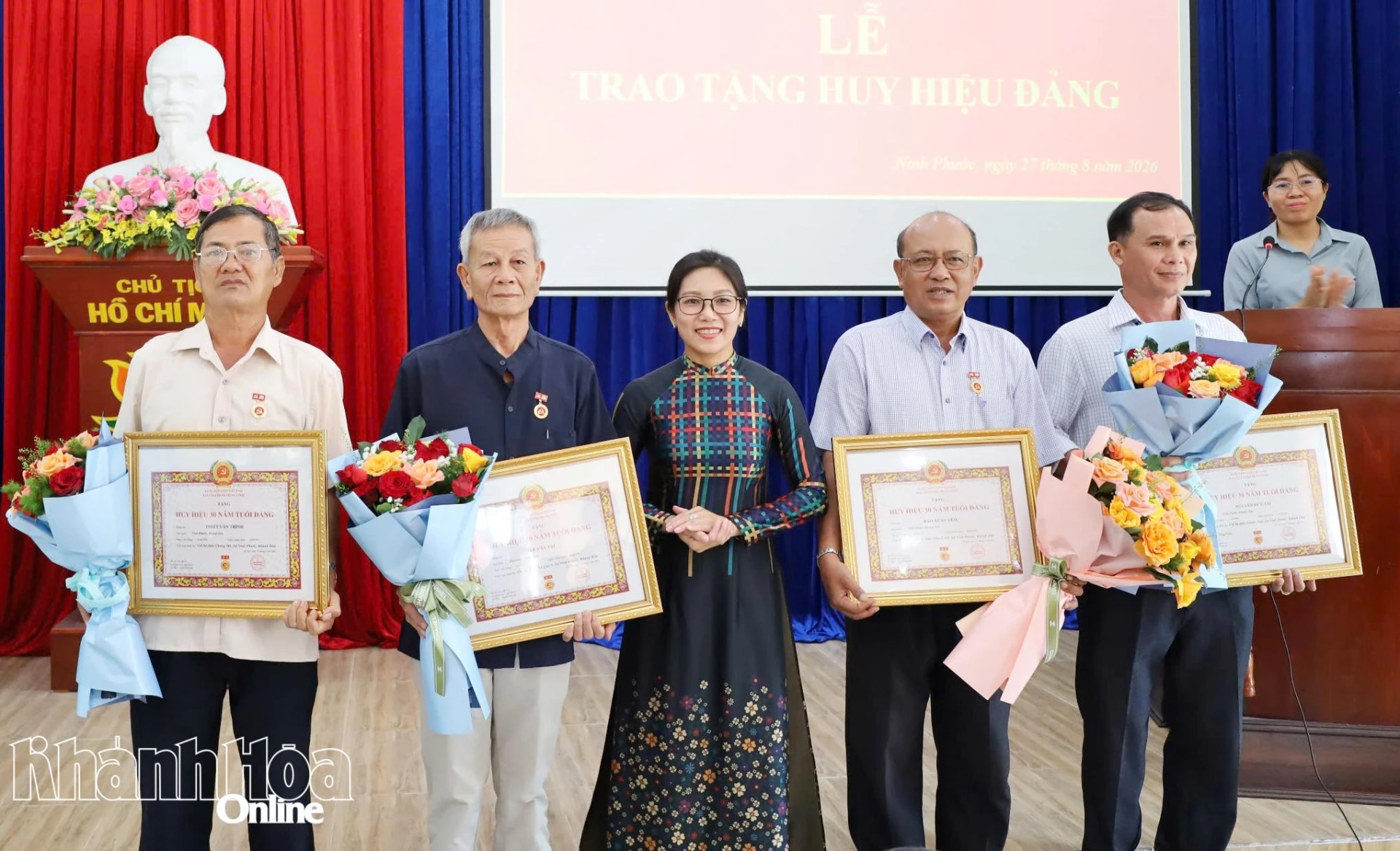 Thường trực Đảng ủy xã Ninh Phước trao Huy hiệu năm tuổi Đảng và tặng hoa chúc mừng các đảng viên.