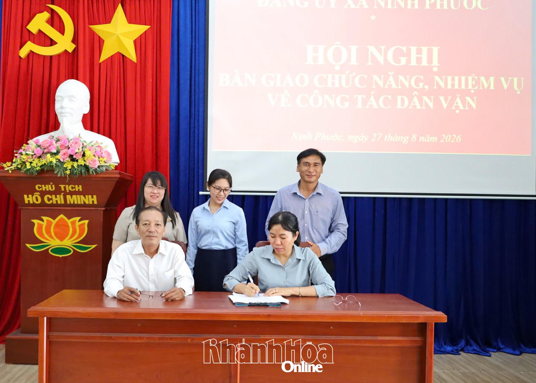 Thường trực Đảng ủy xã Ninh Phước chứng kiến lãnh đạo Ban Xây dựng Đảng và Ủy ban MTTQ Việt Nam xã ký kết biên bản chuyển giao.