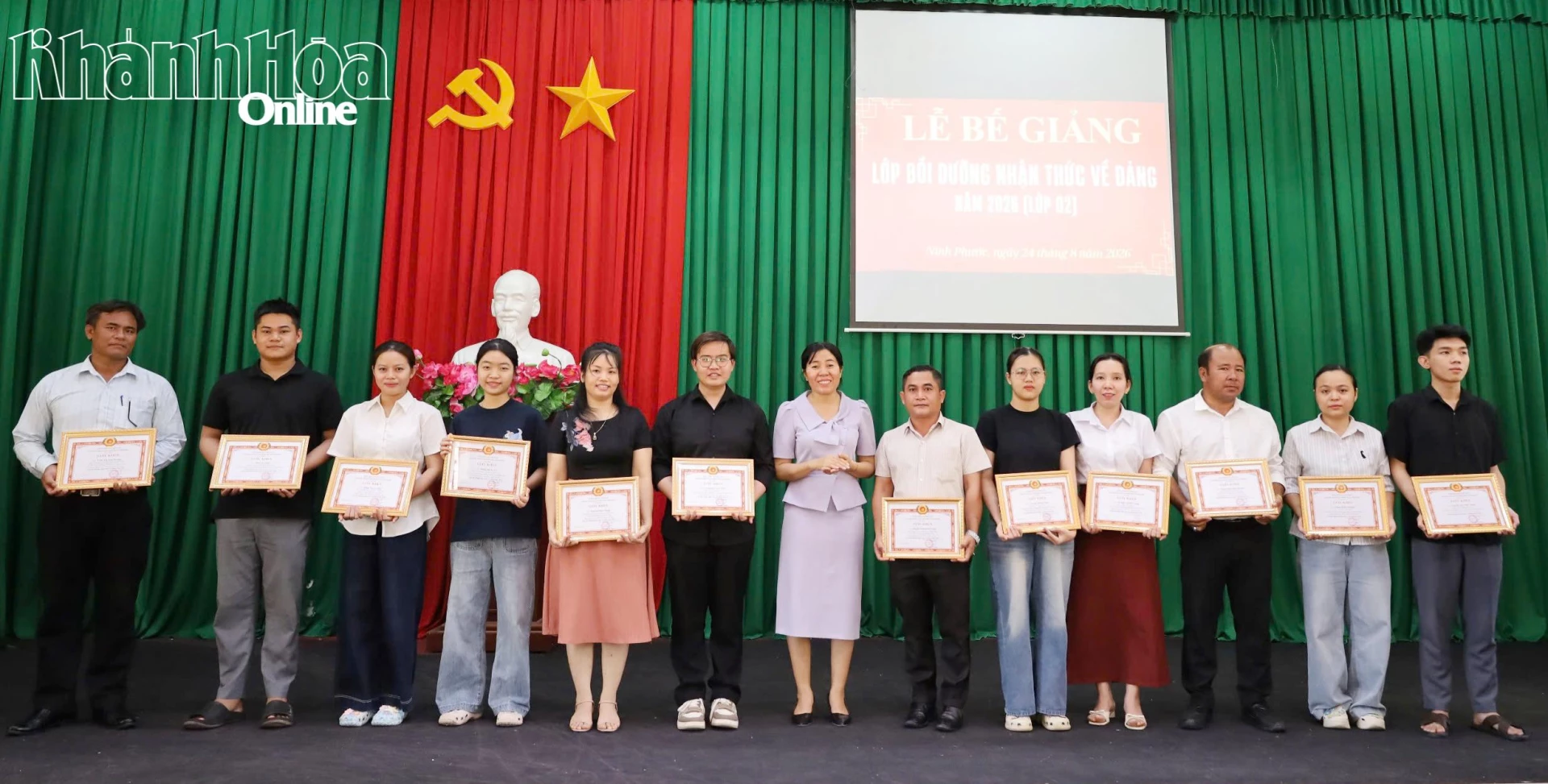 Ban Tổ chức trao giấy khen cho các học viên có thành tích xuất sắc trong học tập và rèn luyện.