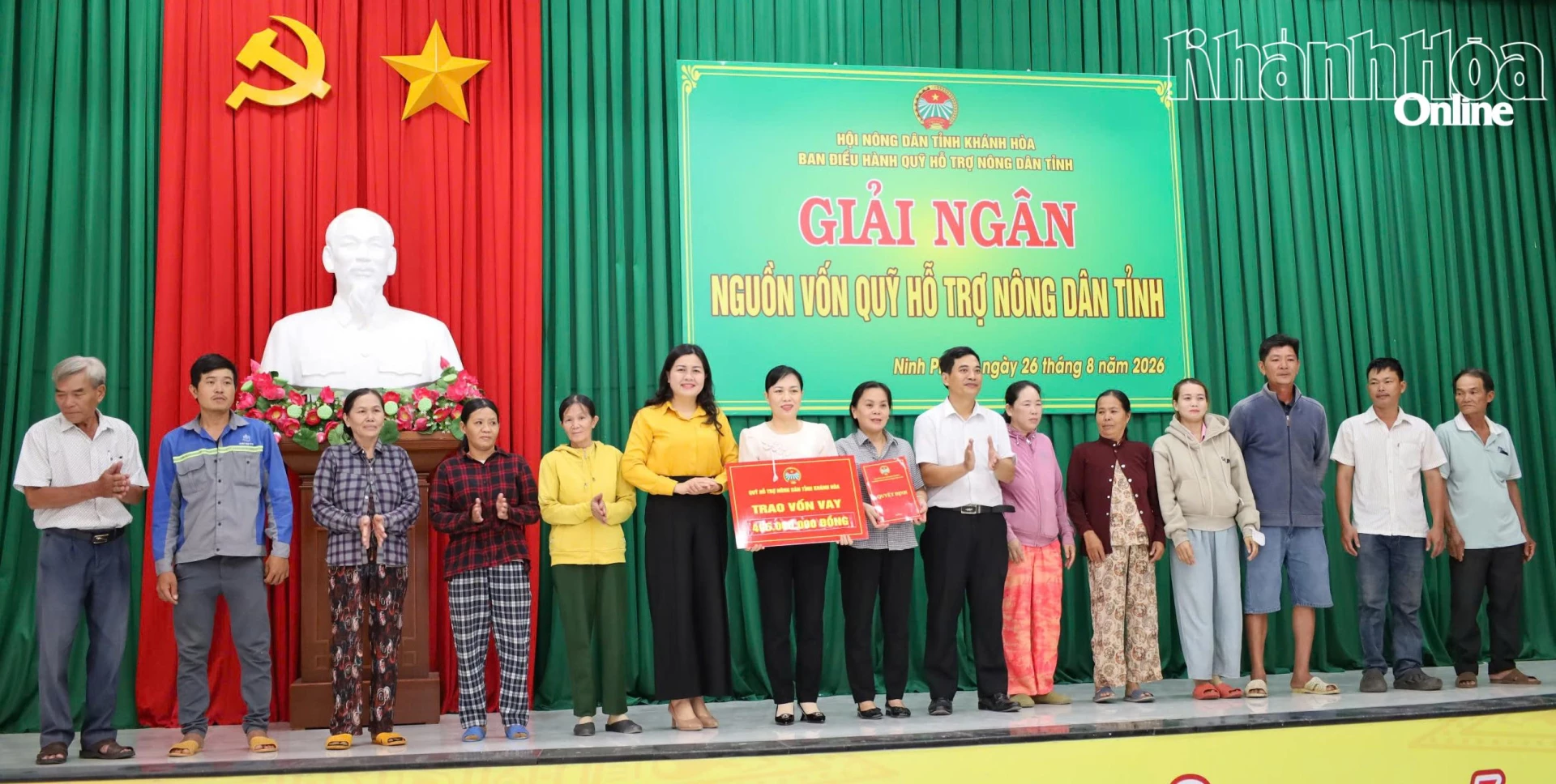 Lãnh đạo Hội Nông dân tỉnh Khánh Hòa trao quyết định phê duyệt phương án vay vốn và bảng tượng trưng số vốn được phê duyệt cho các hộ nông dân.