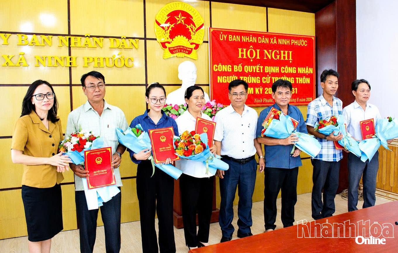 Lãnh đạo UBND xã Ninh Phước trao quyết định và tặng hoa các trưởng thôn nhiệm kỳ 2026-2031.