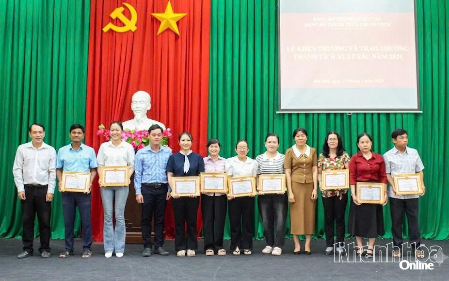 Ban tổ chức trao giấy khen cho các học viên.