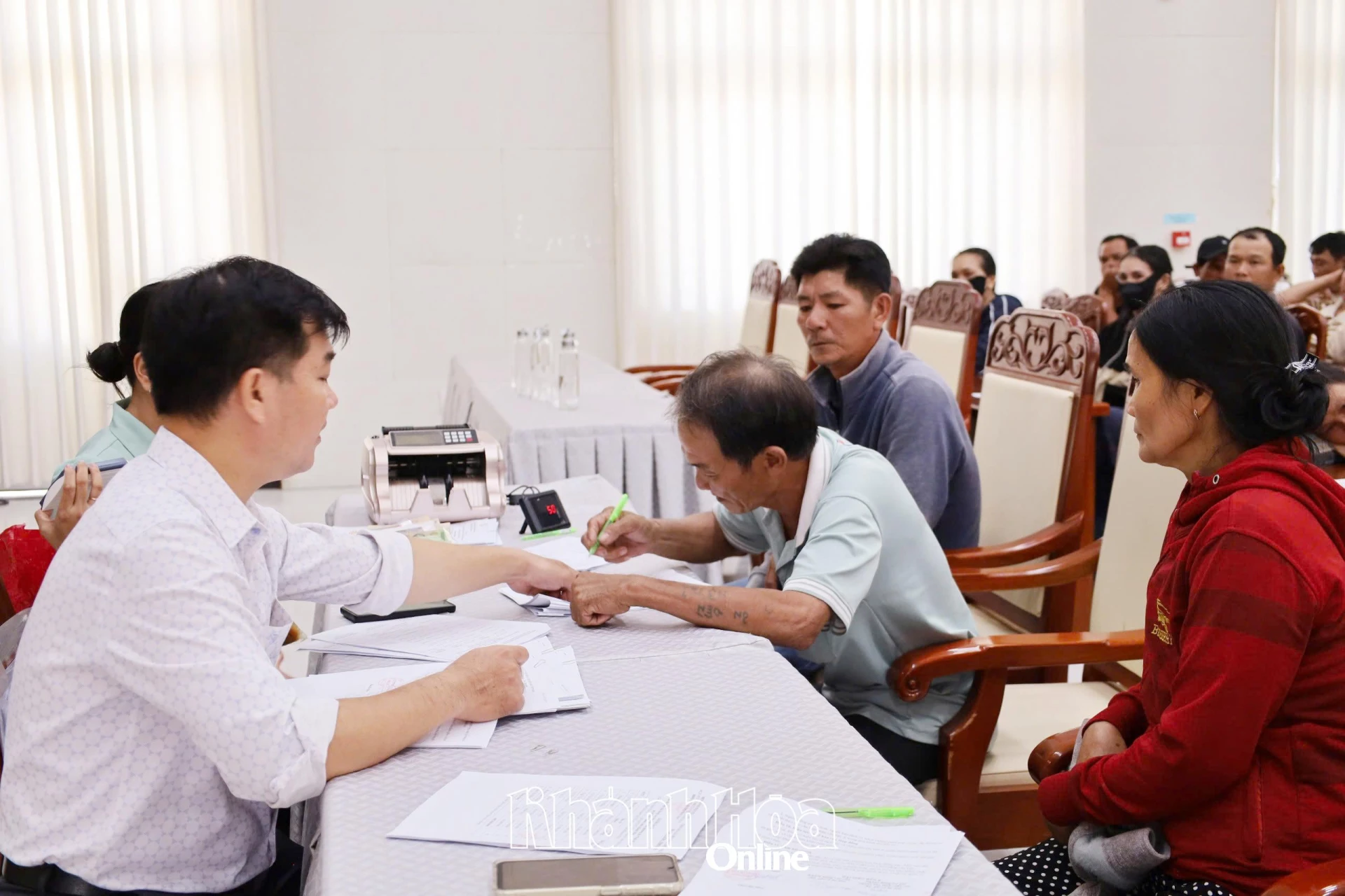 Đại diện Quỹ Hỗ trợ nông dân tỉnh Khánh Hòa thực hiện việc giải ngân cho các hộ nông dân xã Ninh Phước.