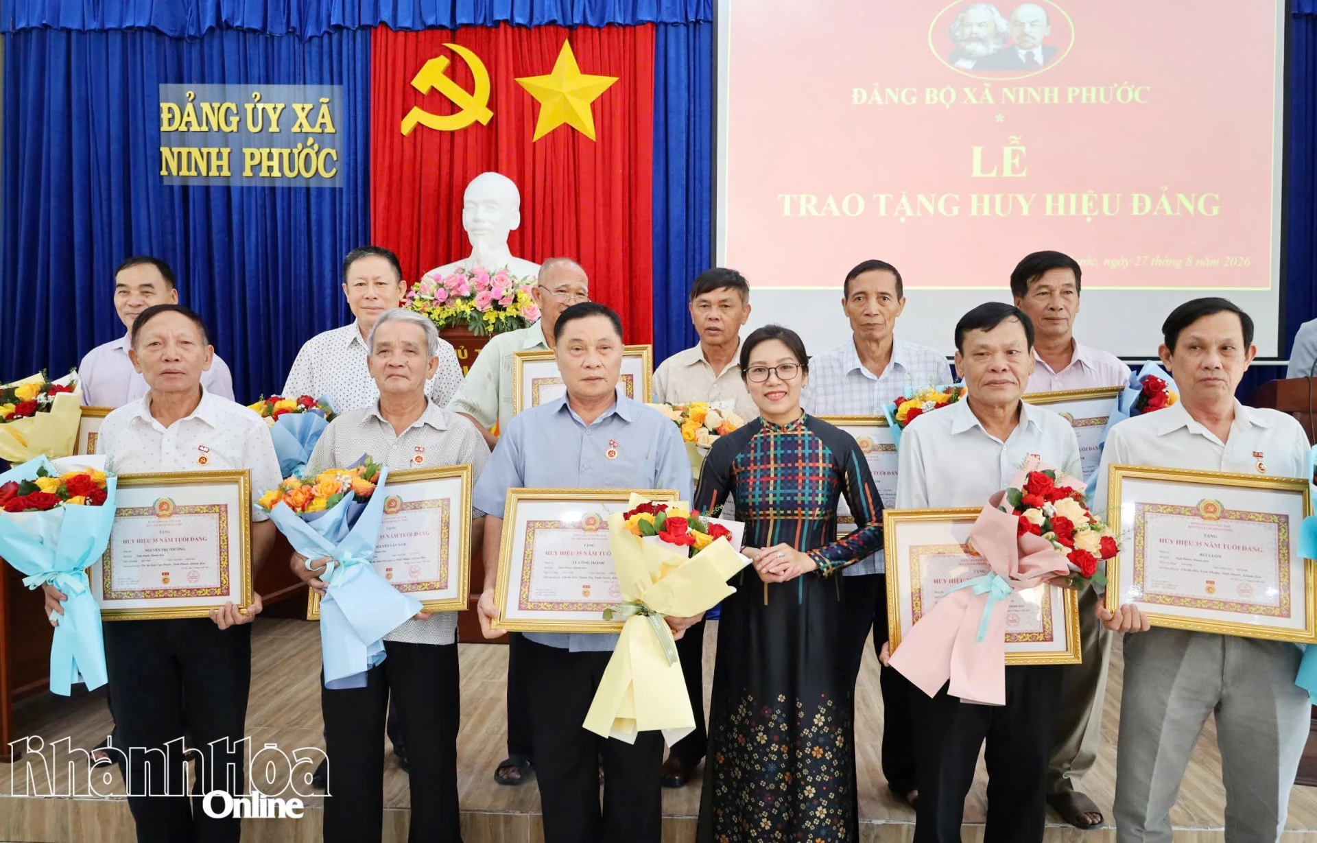 Thường trực Đảng ủy xã Ninh Phước trao Huy hiệu năm tuổi Đảng và tặng hoa chúc mừng các đảng viên.