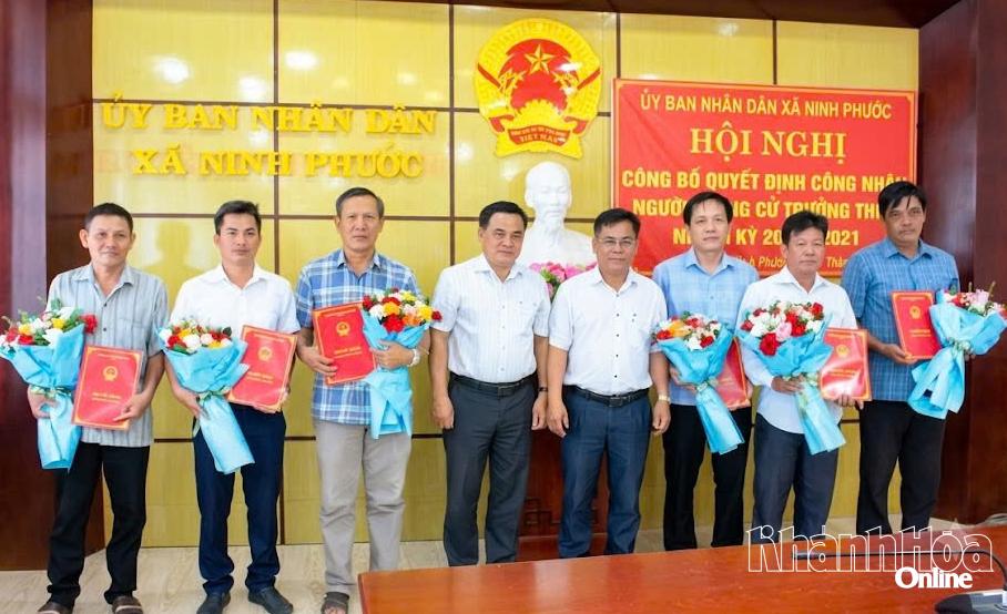 Lãnh đạo UBND xã Ninh Phước trao quyết định và tặng hoa các trưởng thôn nhiệm kỳ 2026-2031.