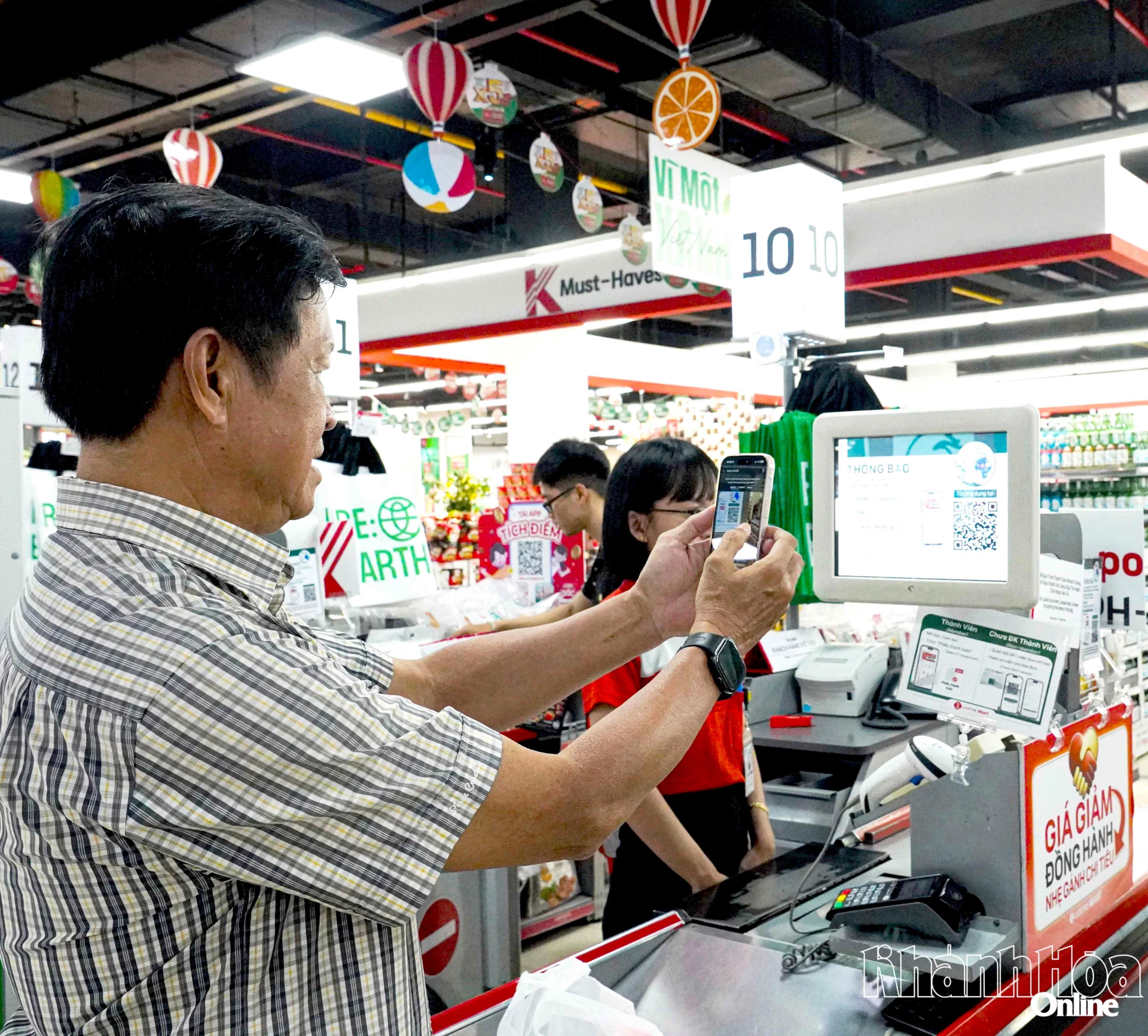 Khách hàng quét mã QR để thanh toán tại Siêu thị Lotte Mart (phường Tây Nha Trang).