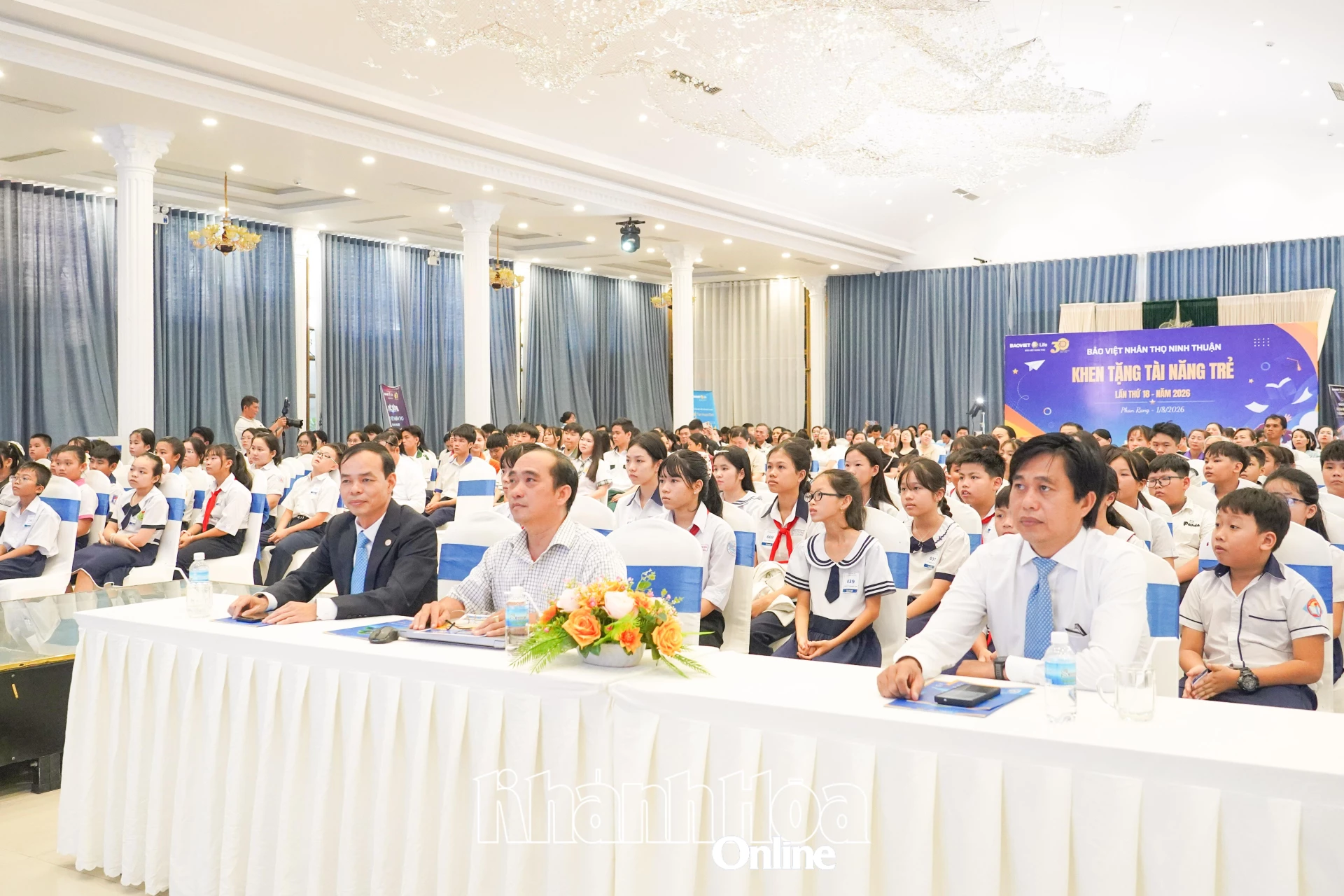 Các đại biểu tham dự buổi lễ.
