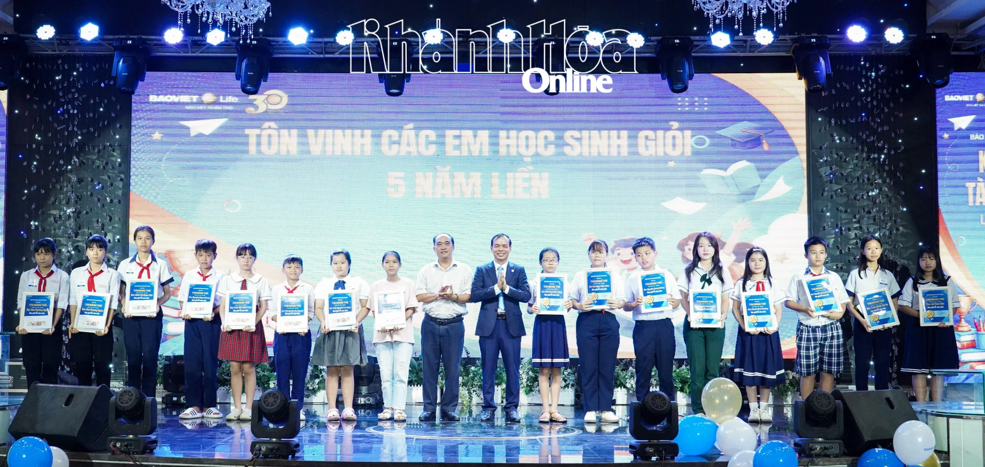 Ban tổ chức trao học bổng Thắp sáng tài năng trẻ cho các em học sinh.