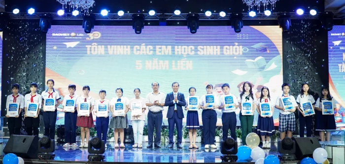 Bảo Việt Nhân thọ Ninh Thuận trao 238 suất học bổng “Thắp sáng tài năng trẻ”