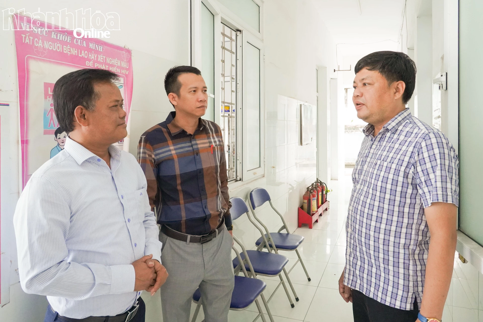 Đoàn khảo sát thực tế tại Trạm y tế xã Cà Ná.