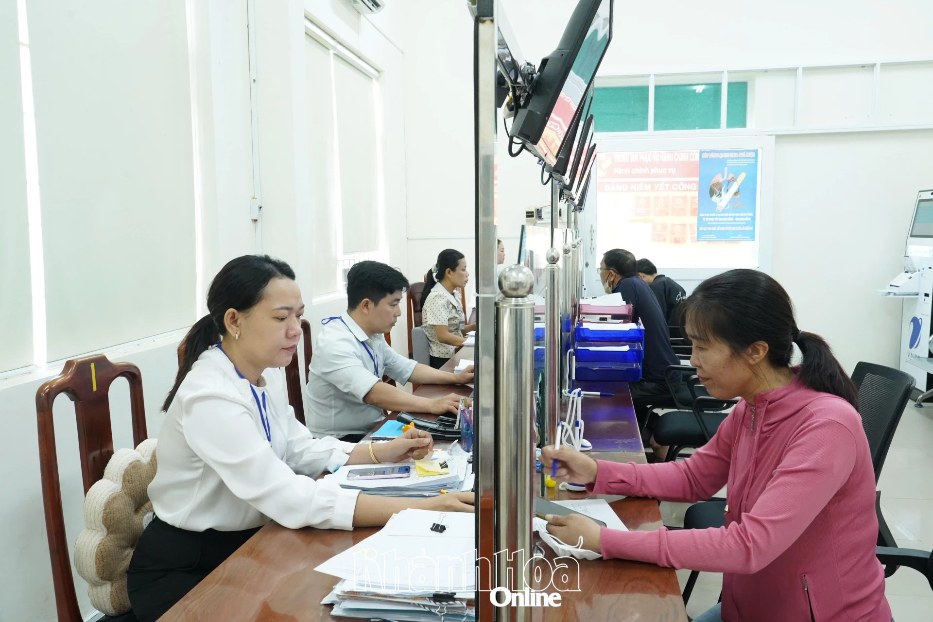Người dân thực hiện thủ tục hành chính tại Trung tâm Hành chính công phường Bảo An.