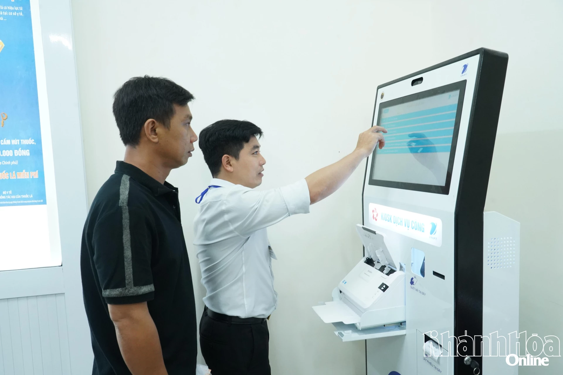 Nhân viên Trung tâm phục vụ hành chính công phường hỗ trợ, hướng dẫn người dân các thủ tục hành chính.
