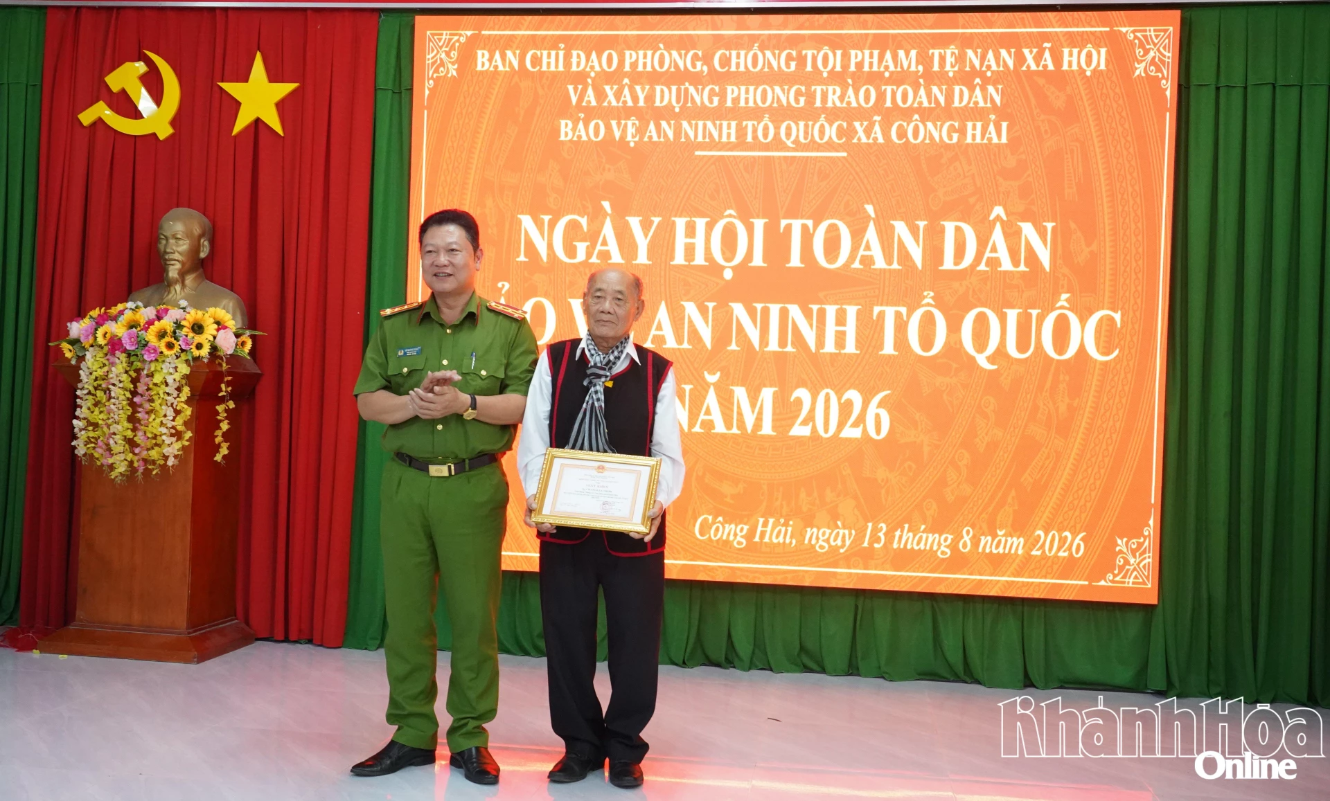 Đại tá Lê Quang Dũng trao Giấy khen cho cá nhân có thành tích trong phong trào Bảo vệ an ninh tổ quốc.