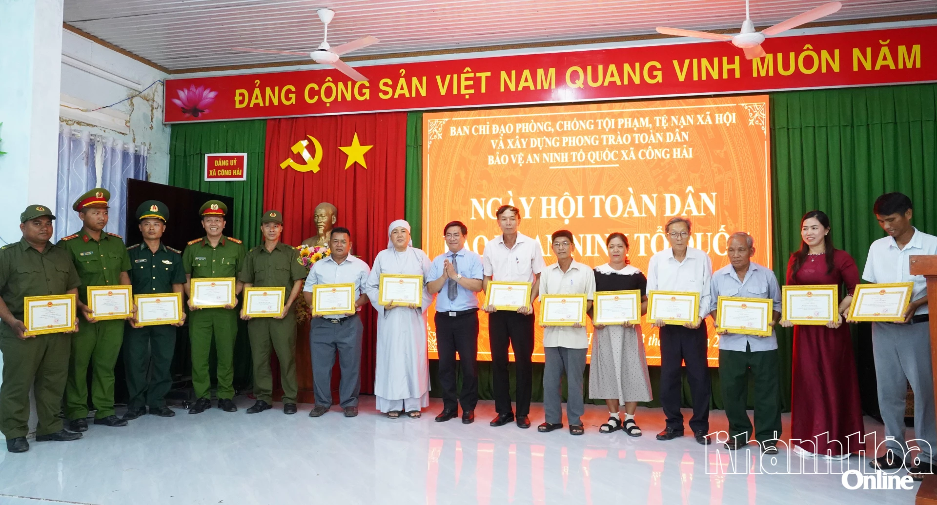 Ban tổ chức trao giấy khen cho các tập thể có thành tích trong phong trào toàn dân bảo vệ an ninh tổ quốc.