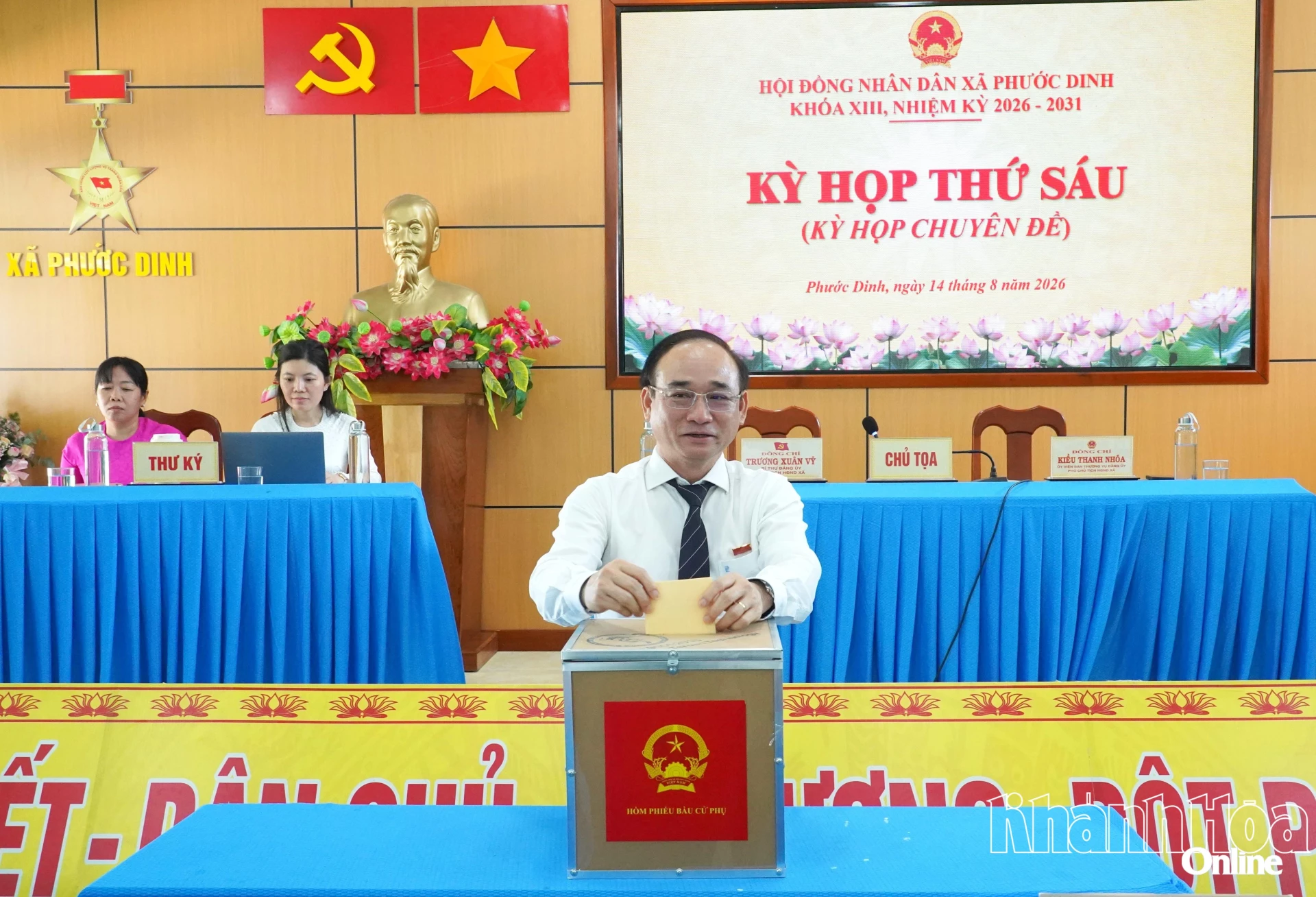 Ông Trương Xuân Vỹ - Bí thư Đảng uỷ, Chủ tịch HĐND xã Phước Dinh bỏ phiếu bầu các chức danh Chủ tịch, Phó Chủ tịch UBND xã nhiệm kỳ 2026 - 2031.