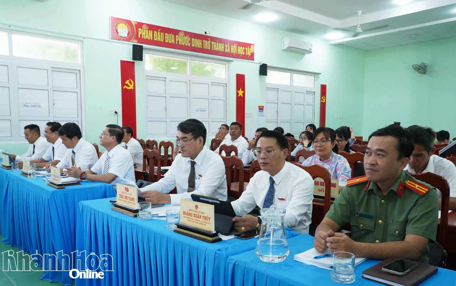 Các đại biểu tham dự kỳ họp.