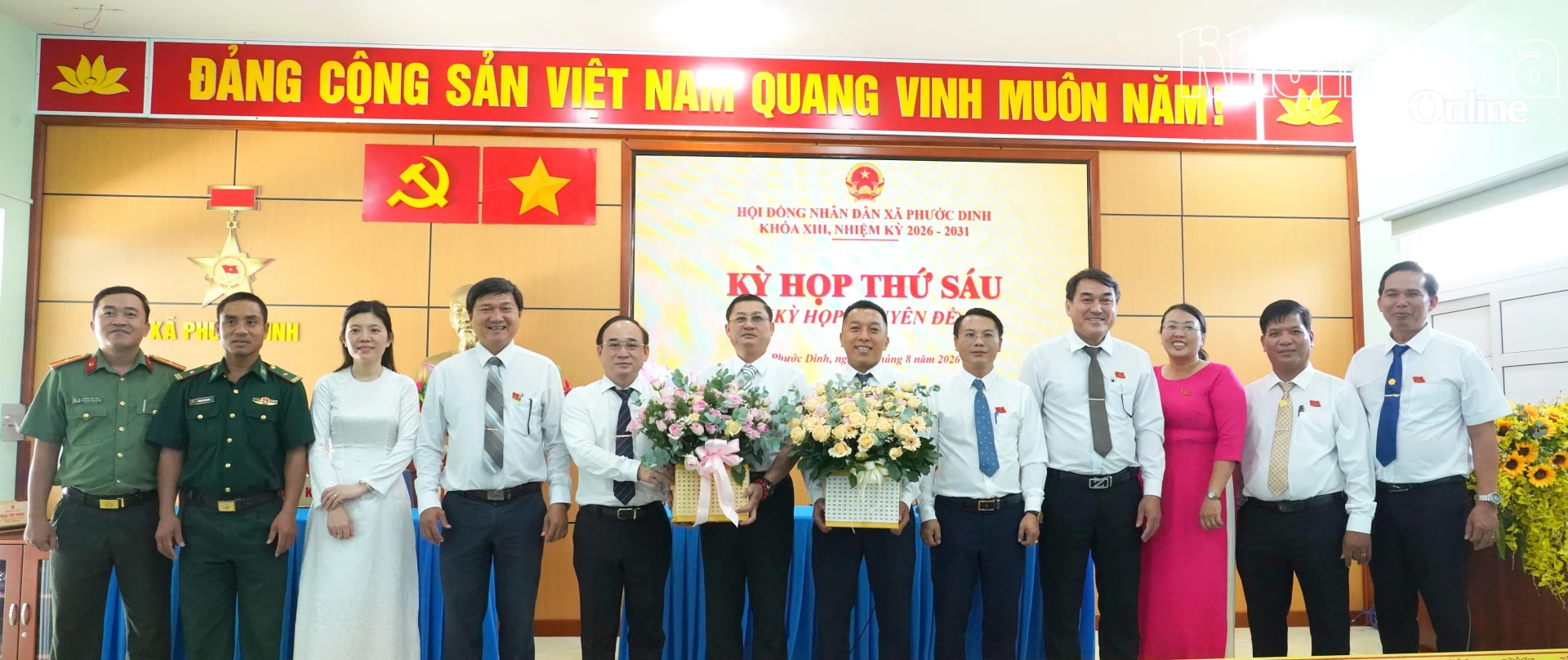 Lãnh đạo xã Phước Dinh tặng hoa chúc mừng ông Nguyễn Minh Tuấn và ông Võ Văn Ngân.