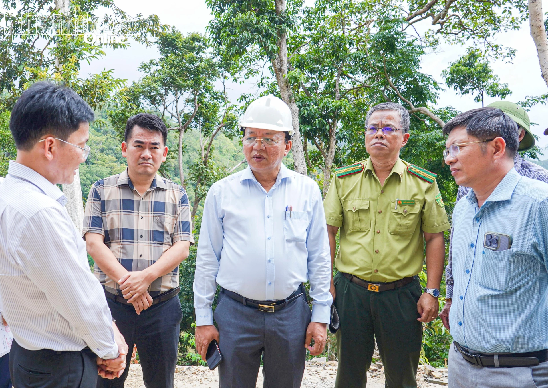 Đồng chí Lê Huyền nghe báo cáo tiến độ Dự án Đường từ thị trấn Tân Sơn, huyện Ninh Sơn, tỉnh Ninh Thuận (cũ) đến ngã tư Tà Năng, huyện Đức Trọng, tỉnh Lâm Đồng.