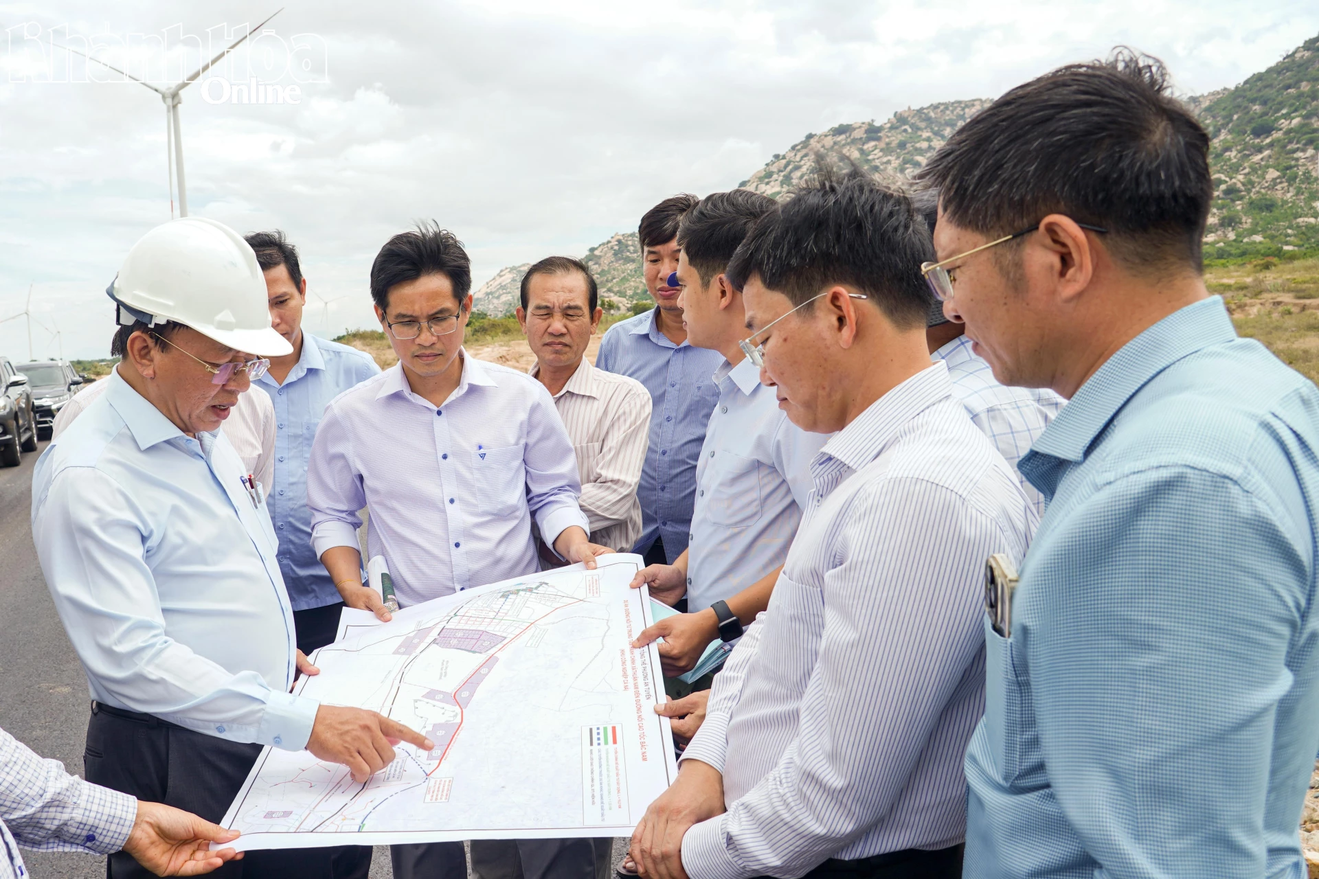 Đồng chí Lê Huyền kiểm tra thực địa Dự án Đường nối cao tốc Bắc Nam với Cảng biển tổng hợp Cà Ná.