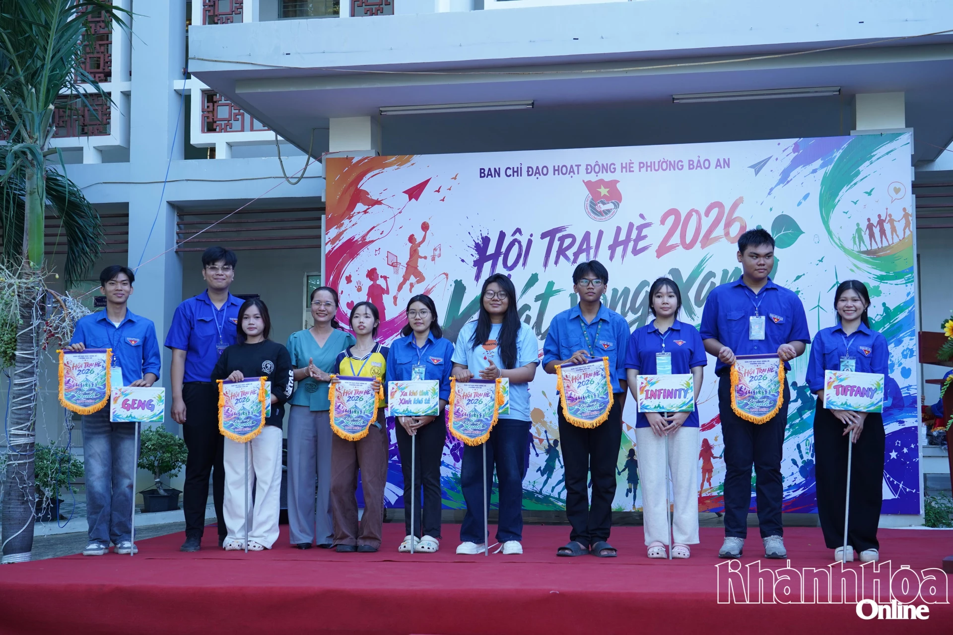 Ban tổ chức trao cờ lưu niệm cho các Tiểu trại tham gia Hội trại hè 2026.