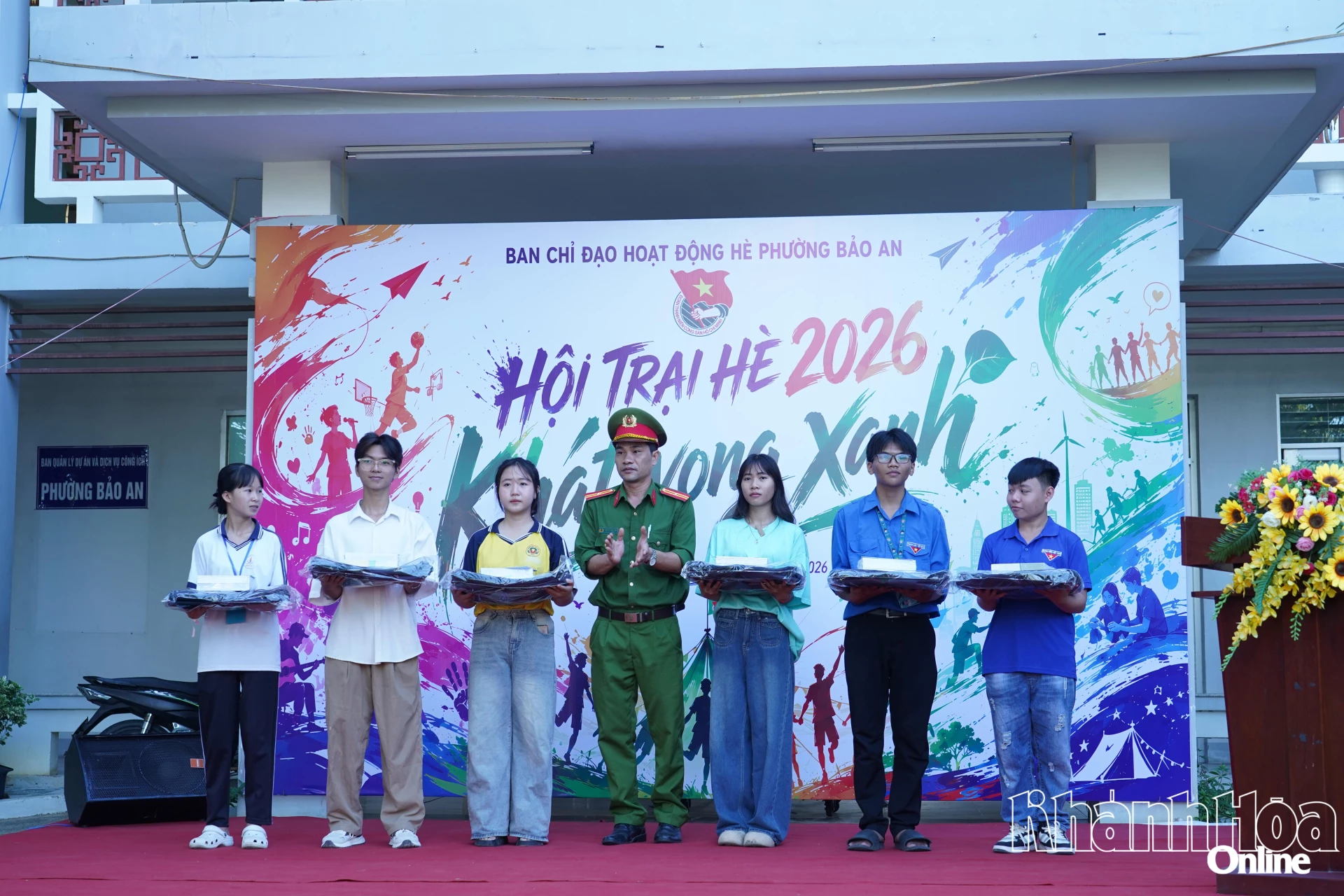 Ban tổ chức trao quà cho các học sinh có hoàn cảnh khó khăn.