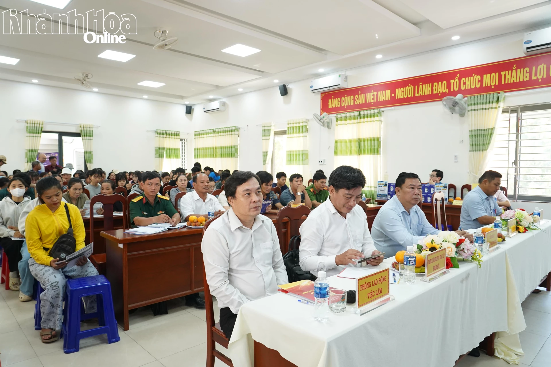 Các đại biểu tham dự phiên giao dịch việc làm.