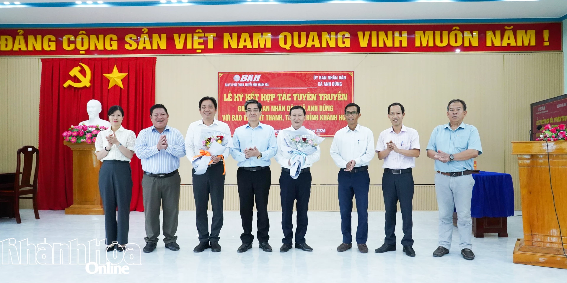 Lãnh đạo xã Anh Dũng tặng hoa chúc mừng 2 đơn vị ký kết hợp tác tuyên truyền thành công.
