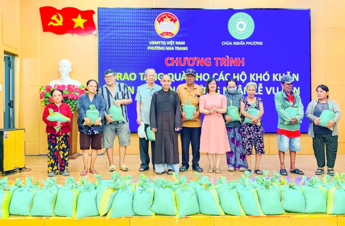 Mặt trận phường Nha Trang tặng 120 suất quà cho các hộ có hoàn cảnh khó khăn nhân dịp lễ Vu Lan