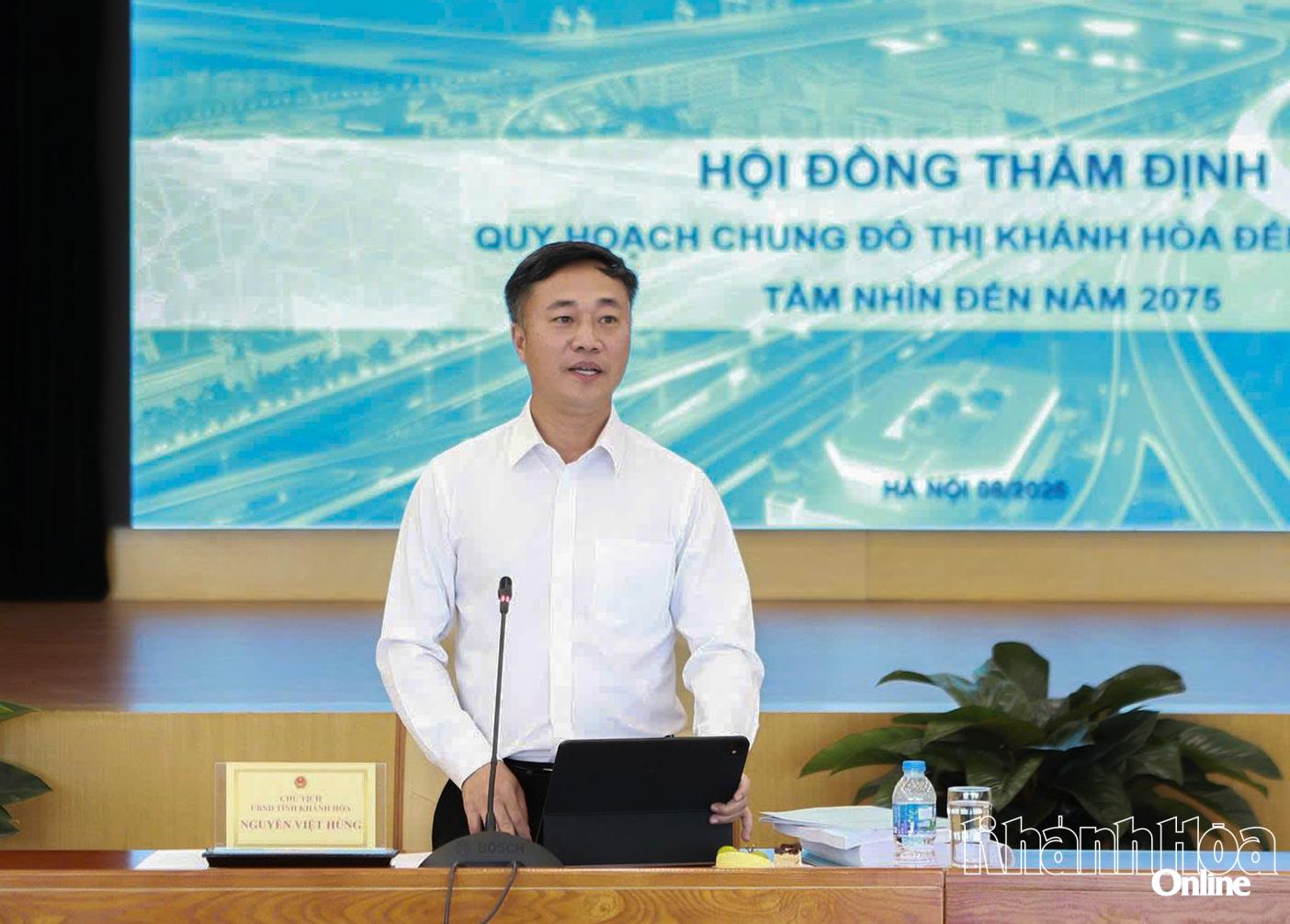 Đồng chí Chủ tịch UBND tỉnh Nguyễn Việt Hùng phát biểu tại hội nghị.
