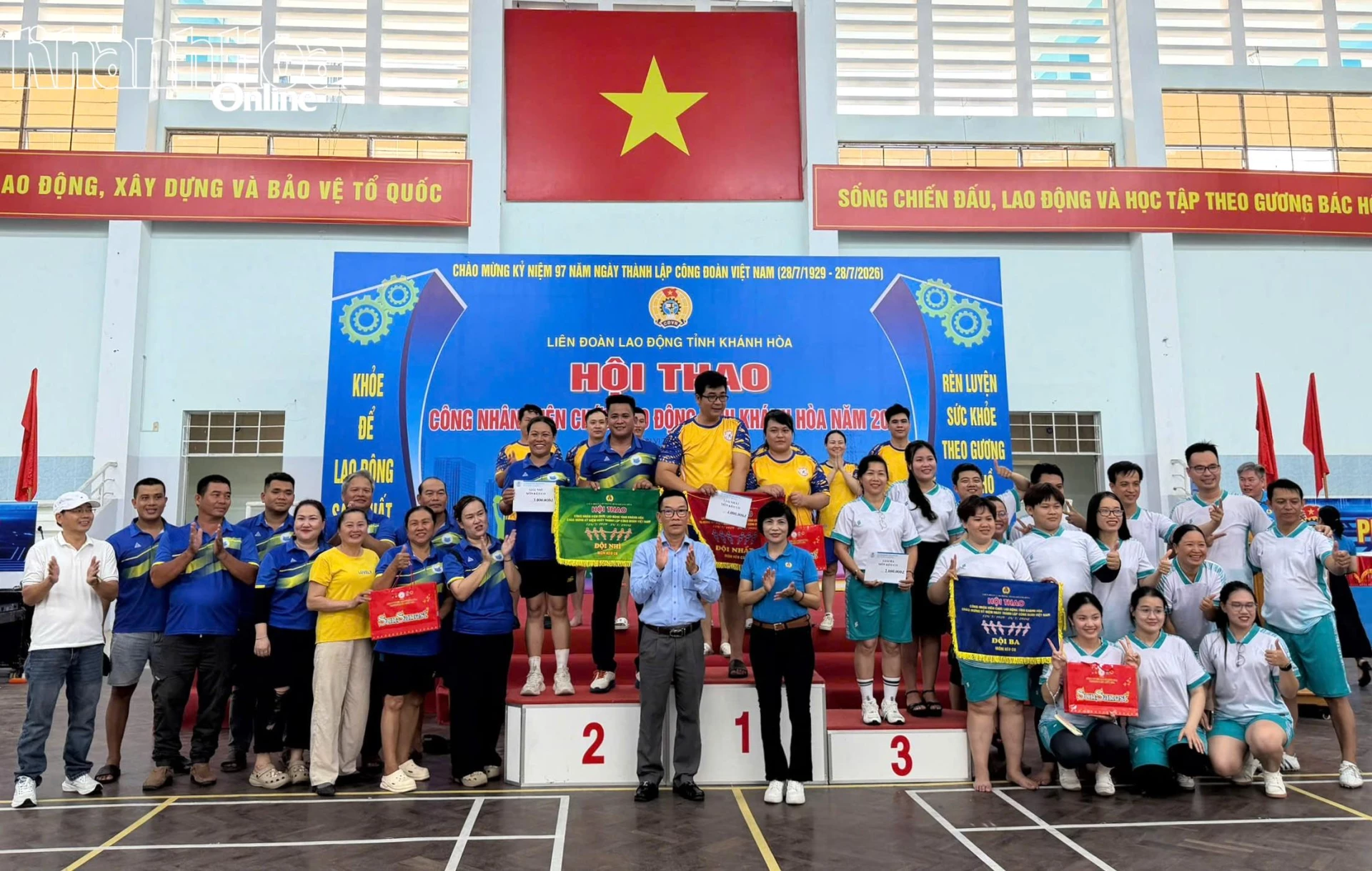 Ban tổ chức trao giải cho các đội đạt giải môn kéo co.