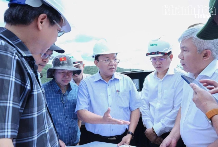 Phó Chủ tịch UBND tỉnh Lê Huyền kiểm tra việc khai thác, sử dụng vật liệu cho các dự án