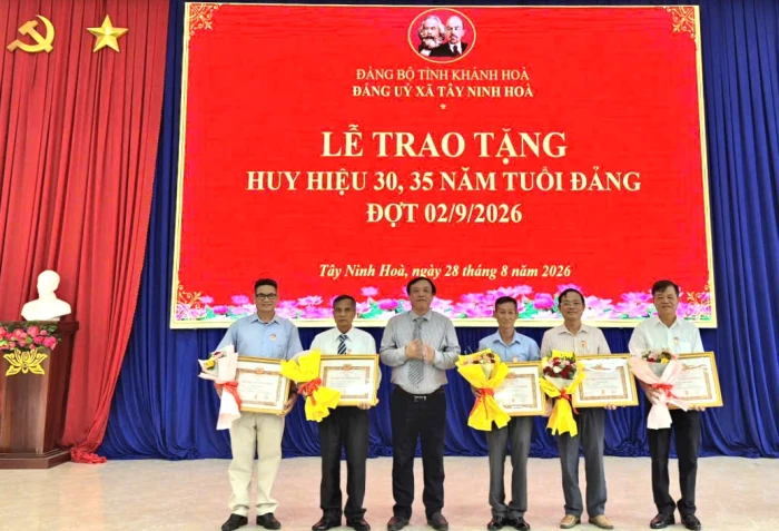 Đảng ủy xã Tây Ninh Hòa trao Huy hiệu 30, 35 năm tuổi Đảng cho 14 đảng viên