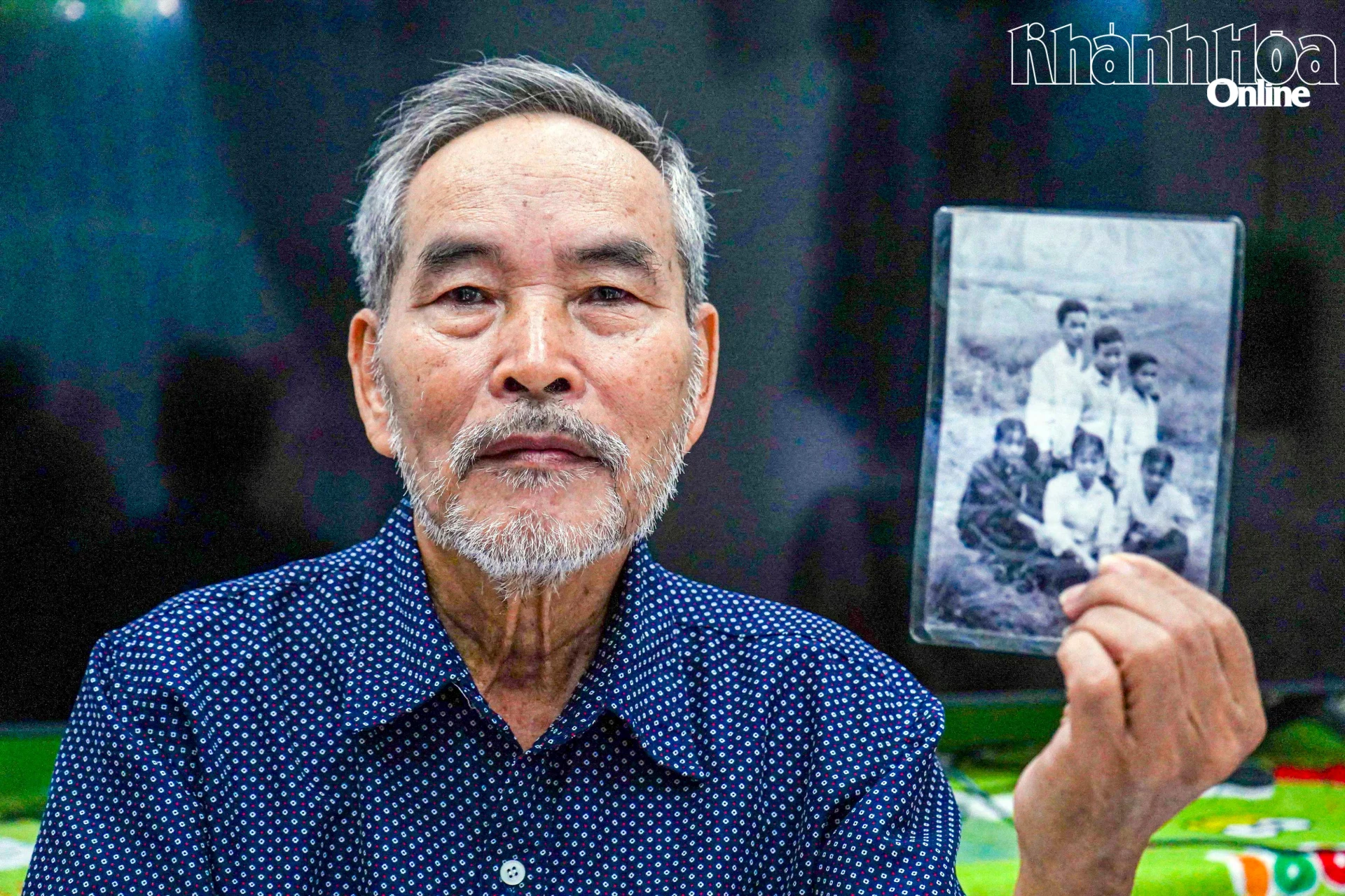 Ông Đinh Quang Thịnh và tấm ảnh chụp chung 6 người năm 1968.