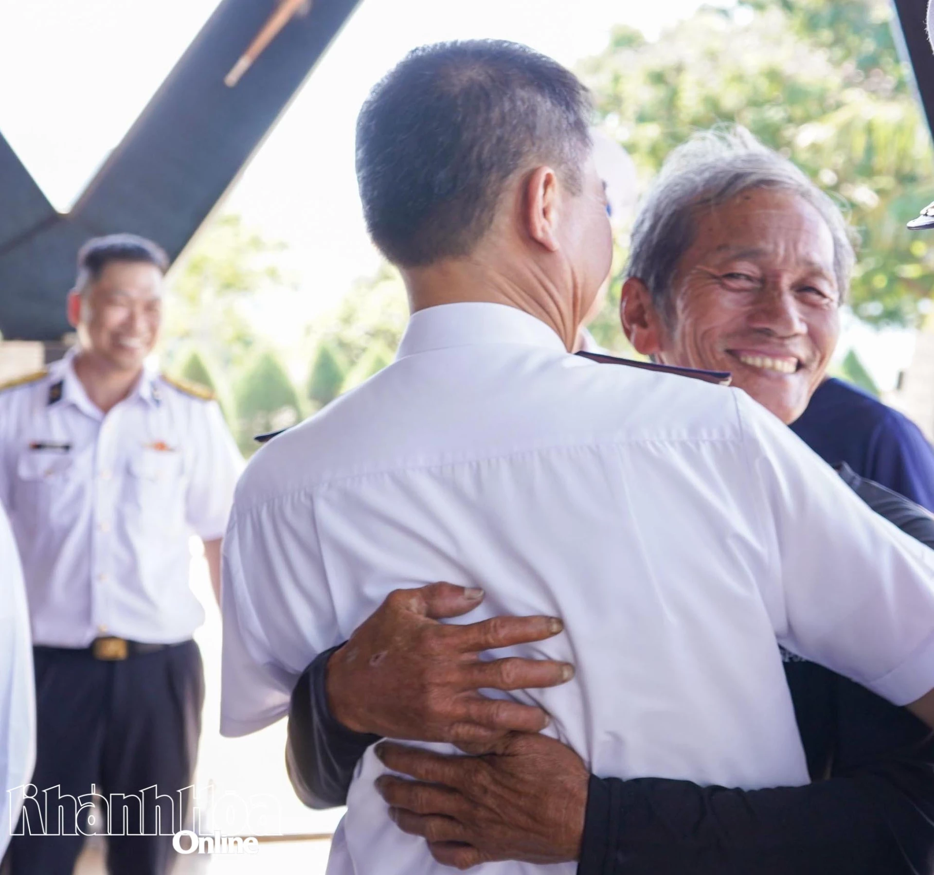 Ông Phạm Đủ, ngư dân tàu cá gặp nạn bày tỏ cảm ơn đến Chuẩn Đô đốc Nguyễn Anh Tuấn trước khi lên xe về quê.