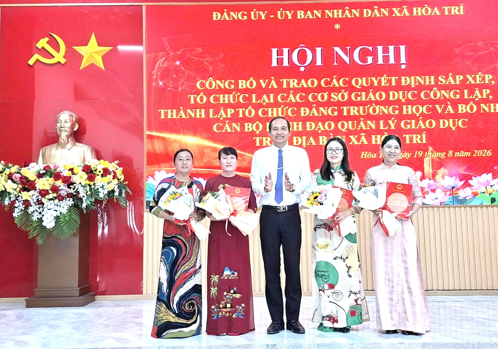 Ông Trần Văn Phải trao quyết định bổ nhiệm và chúc mừng lãnh đạo Trường Mầm non Hòa Trí.