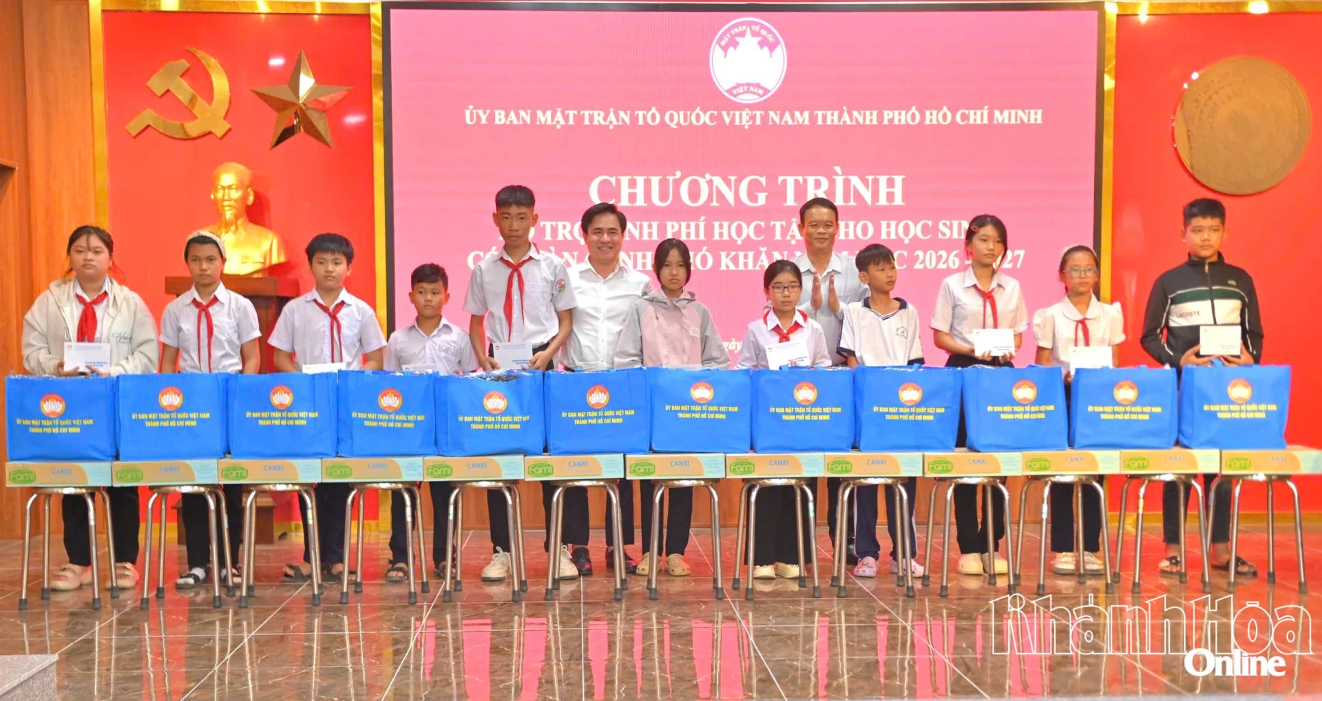 Ông Vũ Văn Thanh - Giám đốc Công ty Cổ phần SPHACY TP. Hồ Chí Minh và đại diện UBND xã trao quà cho các học sinh.