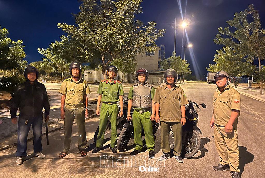 Công an xã Phước Dinh phối hợp với lực lượng bảo vệ an ninh trật tự ở cơ sở tuần tra đêm.