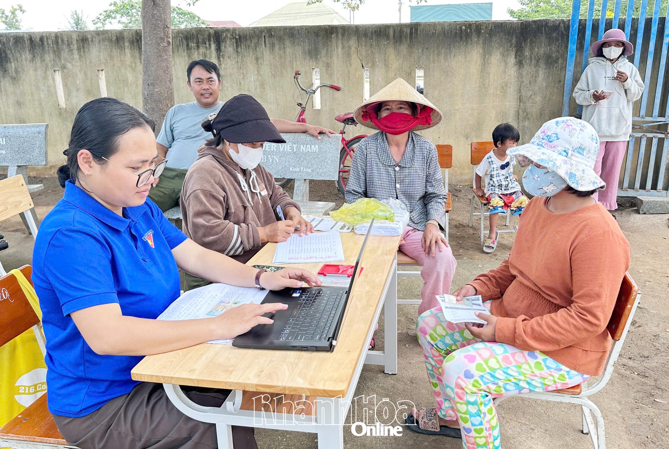 Với sự hỗ trợ của cán bộ địa phương và lực lượng đoàn viên, thanh niên, công tác đón tiếp, phân luồng, hướng dẫn làm thủ tục được thực hiện nhanh chóng.