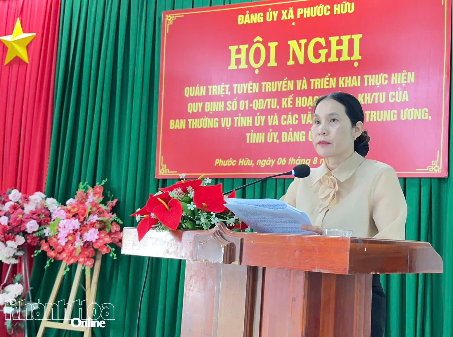 Lãnh đạo Đảng ủy xã Phước Hữu quán triệt một số văn bản tại hội nghị.